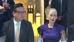 Зустріч Гройсмана із роботом Софією