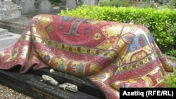 Рудольф Нуриев Париж янындагы Сэн-Женевьев-де-Буа зиратында җирләнгән