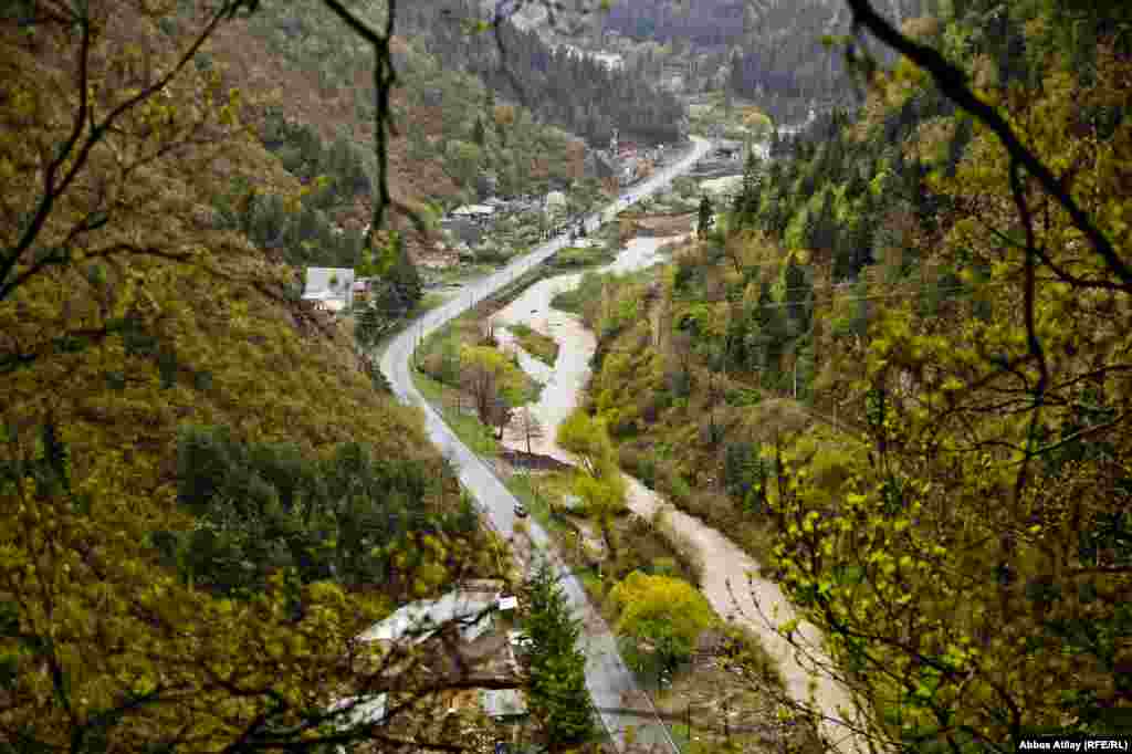 Kür çayı və Borjomiyə gedən ana yol.
