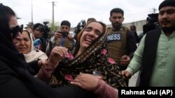 یک خانم اهل سیکهـ بخاطر کشته شدن اعضای خانواده اش در حملات مسلحانه افراد گروه داعش در کابل گریه می‌کند. 