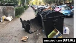 Աղբը Երևանի փողոցներից մեկում, օգոստոս, 2018թ․