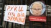 Плакати на огорожі посольства Росії в Україні під час акції «Путін, за Іловайськ відповіси». Київ, 29 серпня 2018 року (ілюстраційне фото)