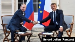 Эммануэл Макрон менен Владимир Путин. Франция, 19-август, 2019-жыл.