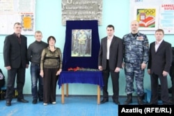 Сәвия Телетаева улы рәсеме янында