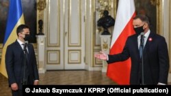 Володимир Зеленський (л) почув від Анджея Дуди (п) слова підтримки вступу України до НАТО і ЄС