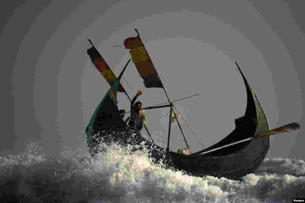 Мусульмане рохинджа ловят рыбу на побережье Шамлапур в Бангладеш. 11 июня 2018 года.