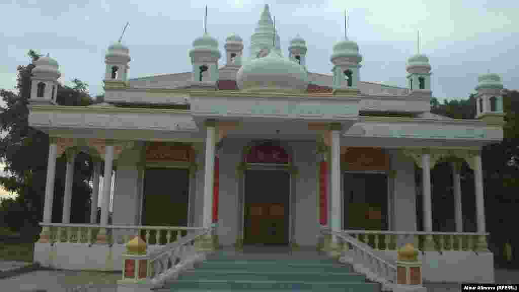 Здание, которое жители окрестных деревень называют &laquo;тямской мечетью&raquo;. Архитектура и внешний дизайн сооружения отличают его от встречающихся во Вьетнаме буддийских пагод и католических костелов. 