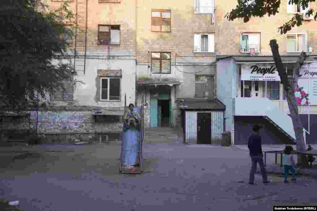 Арзан баадагы батирлерге эскилиги жеткен жатаканалар да кирет. &nbsp;