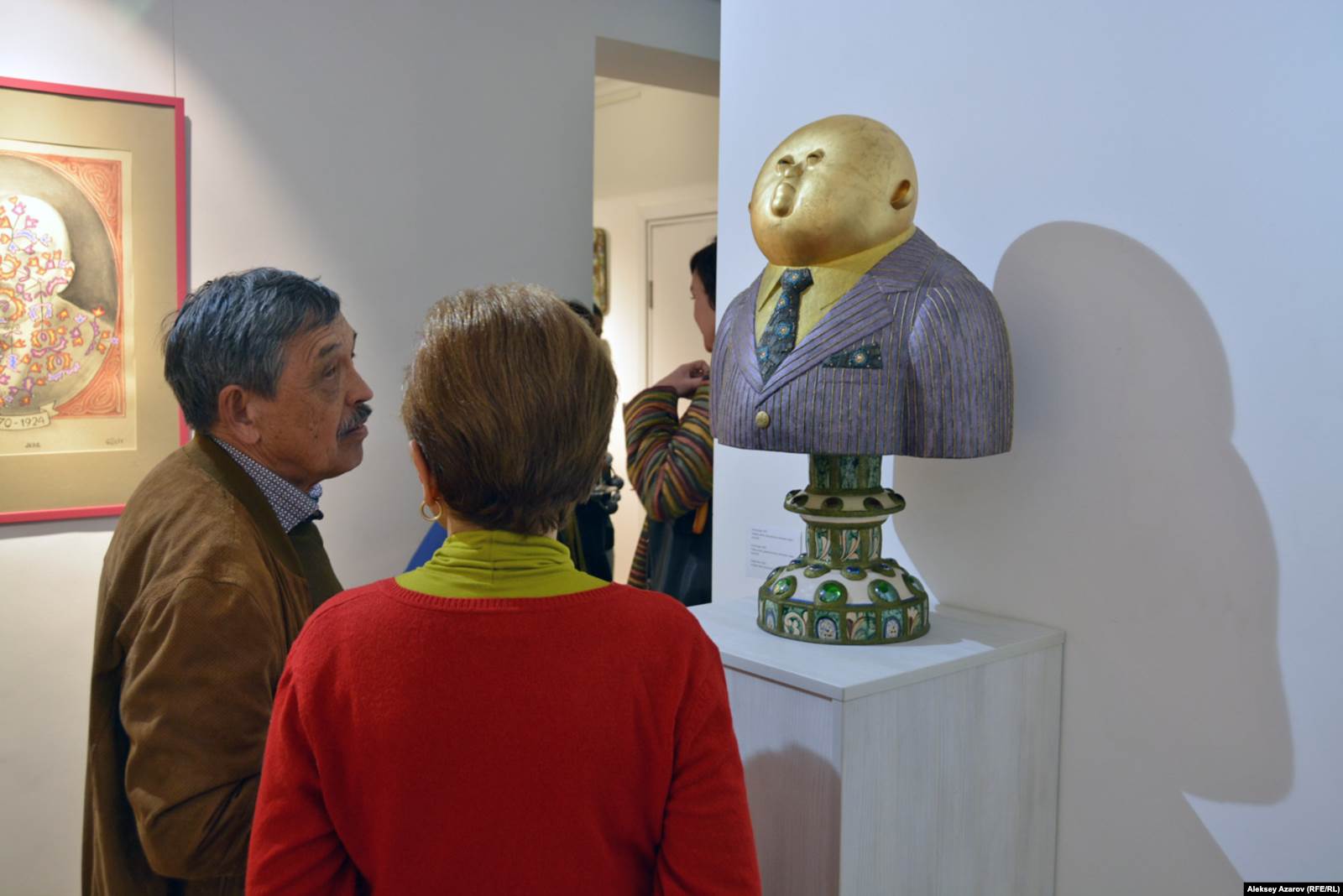 Посетители перед скульптурой «Алтын Адам» Шамиля Гулиева, Алматы, 4 апреля 2019 года. 