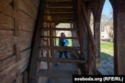 Дагэтуль заходзіць усярэдзіну і падымацца на другі паверх па сходах небясьпечна