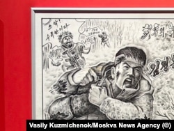 Раненый северокорейский солдат выдергивает чеку из гранаты. На заднем фоне украинский военный поднимает руки вверх