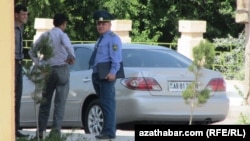 Polisiýa tarapyndan saklanan awtoulag eýesi. Arhiwden alnan surat