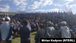 Собравшиеся на месторождении Солтон-Сары.