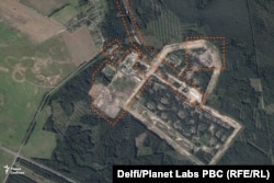 Агульны выгляд 1405-й артылерыйскай базы боепрыпасаў 31 жніўня 2025 году. На здымку абведзеныя зьмены на тэрыторыі вайсковай часткі