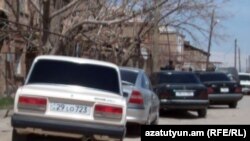 Возле дома Меружана Мхояна, село Сардарапат, Армавирская область Армении
