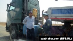 Туркменский полицейский и водитель. Теджен, апрель 2018 года. (Иллюстративное фото)