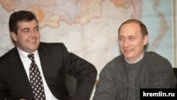 Дмитрий Медведев и Владимир Путин 26 марта 2000 года, на второй день после победы Путина на президентских выборах. Kremlin.ru МОСКВА. На пресс-конференции в предвыборном штабе в ночь после окончания процесса голосования 
