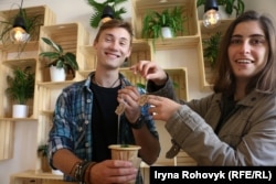 Дмитро і Таміла вперше спробували такий суп у їстівному кухлику. Їх ця ідея захопила і вразила, адже це дуже смачно і ситно