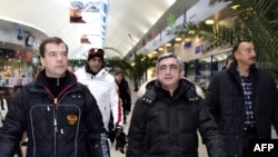 Дмитрий Медведев, Серж Саргсян и Ильхам Алиев совершают прогулку по «Красной поляне», 25 января 2010 г. 