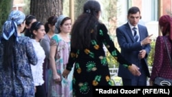 Намояндаи Донишгоҳи миллии Тоҷикистон, Илҳом Ашӯров, бо духтарони норозӣ сӯҳбат мекунад. Душанбе, 25-уми сентябри соли 2012