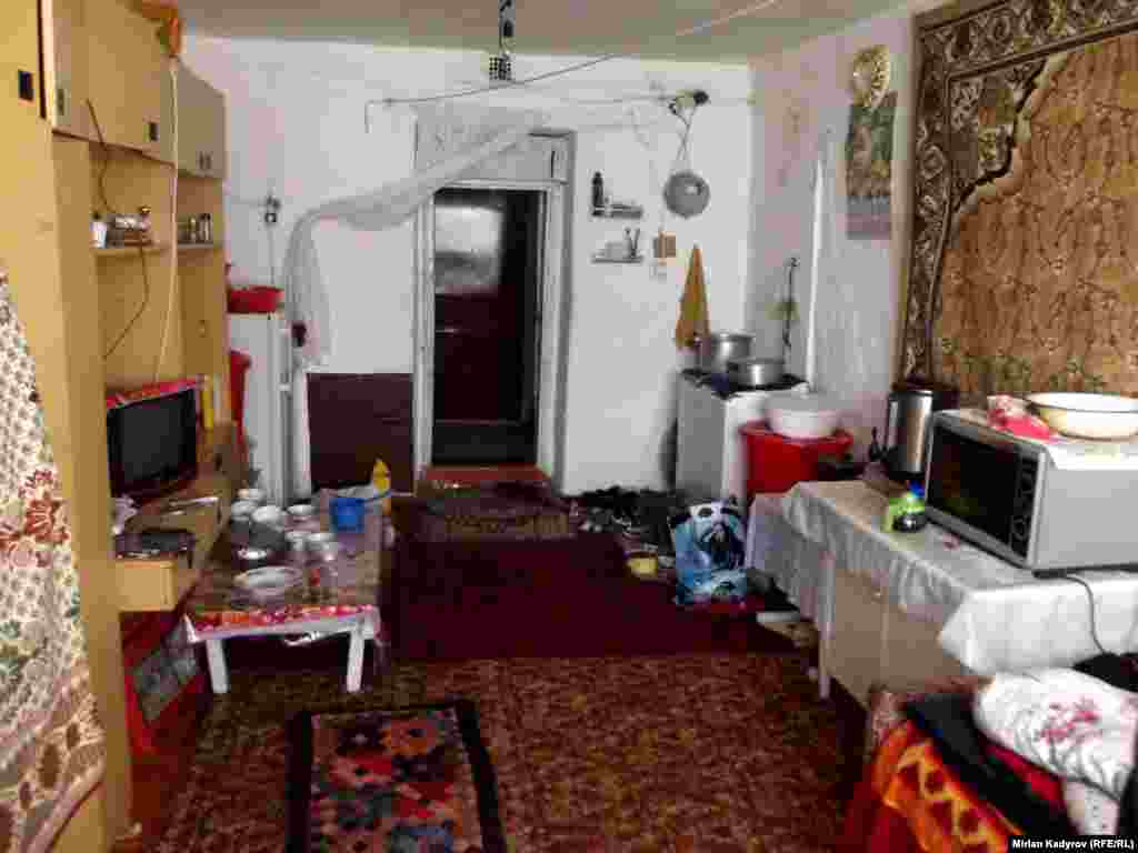 Ашкана, жатакана, конок үй, жуунучу бөлмө. Мунун баарын &quot;Санта-Барбара&quot; бир батирге батырган.