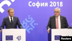 Еврокеңештин президенти Жан-Клод Юнкер менен Еврокомиссиянын президенти Дональд Туск Софиядагы басма сөз жыйынында. 