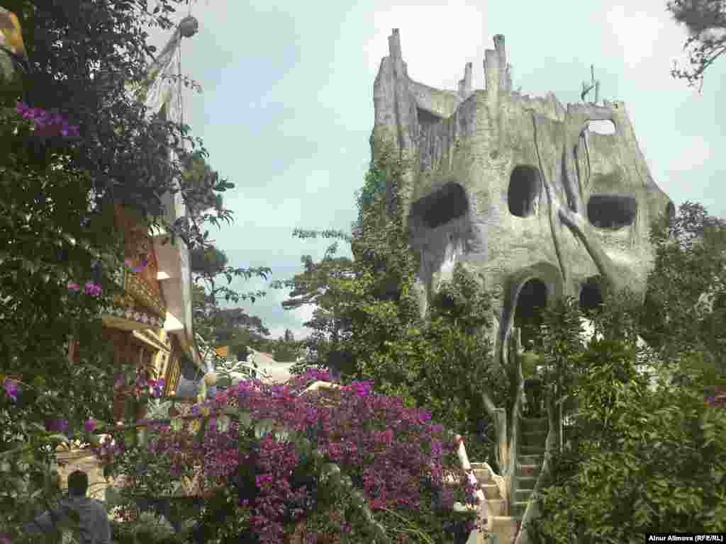 &laquo;Сумасшедший дом&raquo; - один из обязательных пунктов в программе посещения туристами Далата. Необычное архитектурное сооружение построено по проекту дочери одного из высокопоставленных вьетнамских чиновников. 