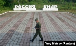 Військовий проходить неподалік кордону між Росією й КНДР