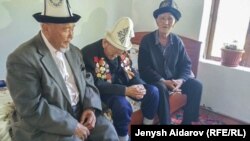 Ашир Рахматов уулдары менен.