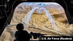 در جنگ غزنی، نیروهای هوایی ناتو و امریکا نیز به کمک قوای افغان شتافته و مواضع طالبان را بمباران کردند