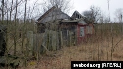Драўляныя хаты разбураюцца хутчэй за панэльныя катэджы. У многіх дахі ўваліліся ўсярэдзіну