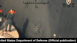 یکی از عکس هایی که سنتکام روز دوشنبه از حمله به نفتکش‌ها در خلیح عمان منتشر کرد.