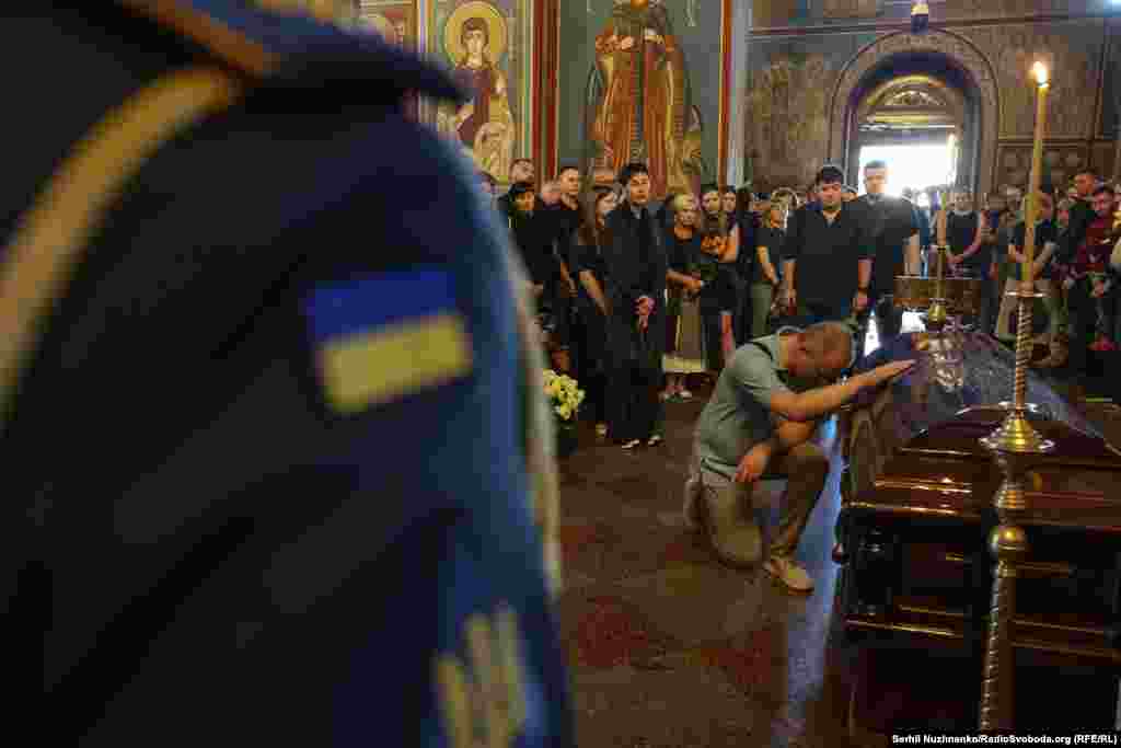 Попрощатися із загиблим пілотом прийшли рідні, побратими та близькі