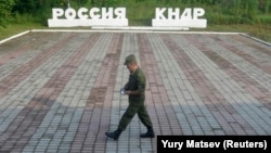 Ресей мен Солтүстік Корея арасындағы шекаралық бекетте жүрген әскери қызметкер. 
Туманган, 18 шілде 2014 жыл.