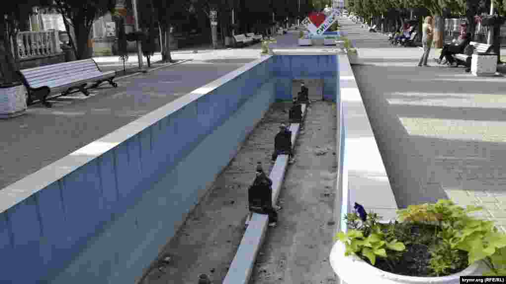 Фонтаны на аллее закрыты и не функционируют