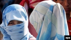 Уйгурські жінки в ісламському вбранні, архівне фото