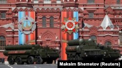 Військова техніка (комплекси С-400) на Красній площі в Москві, архівне фото, 2017 рік