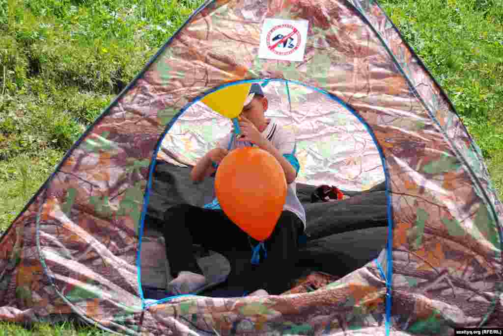 Эти наклейки приклеили над входом в палатки.