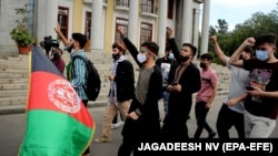 تعدادی از محصلین افغان در هند که خواهان تمدید ویزه های شان بودند