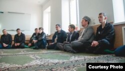 Илдар Баязитов (уңнан икенче) Татарстанның 5нче колониясендә мөселман тоткыннар белән