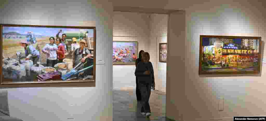 Көргөзмөгө келгендер. Көрүүчүлөрдүн бул жердеги экспозиция тууралуу пикири бирдей эмес. Айрымдары сүрөттөр мактануу сыяктуу болуп калганын белгилешсе, кээ бирлери Москва менен Пхеньяндын ортосундагы азыркыдай мамиле утурумдук гана мүнөздө экенин, "Украинадагы согуш бүткөнчө гана" уланат деп эсептей турганын айтышты.