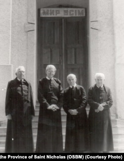 Василіяни в Імстичівському монастирі після виходу з підпілля, 1991 рік. Павло Мадяр другий ліворуч