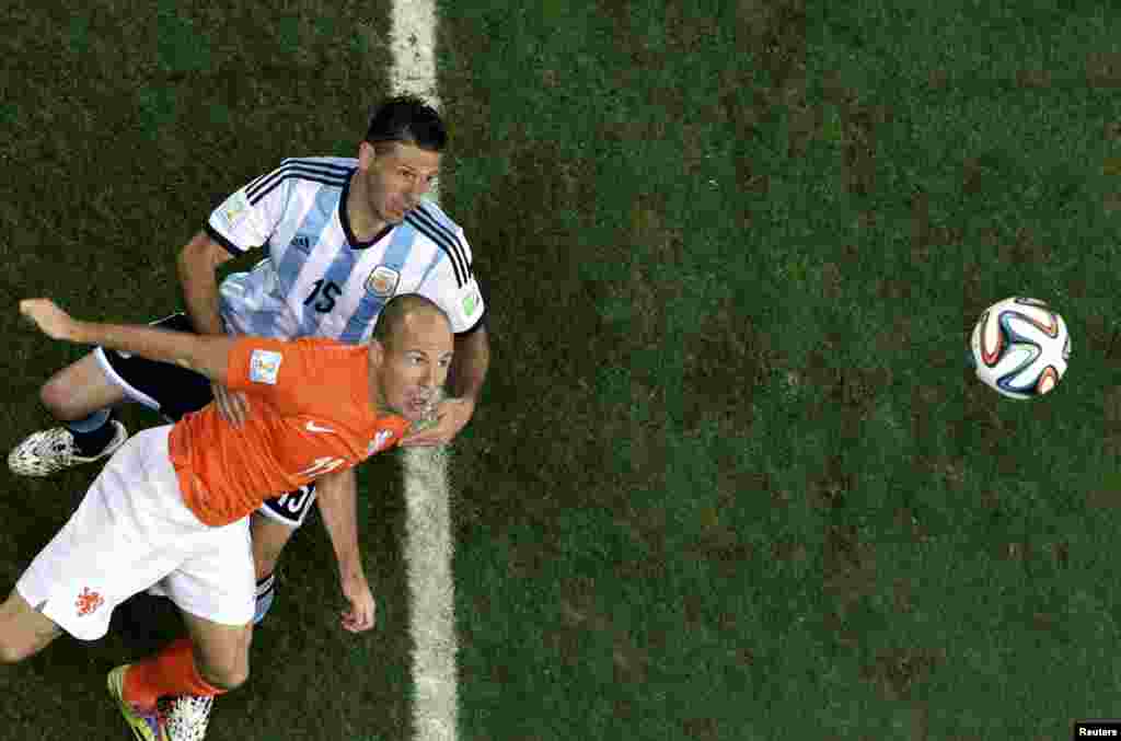 Аргентина бар тими Ҳолланд аз рӯи пеналтӣ бо ҳисоби 4-2 ғолиб шуд