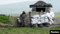 Военнослужащий Армии обороны Нагорного Карабаха несет боевое дежурство на линии соприкосновения, 8 апреля 2016 г.