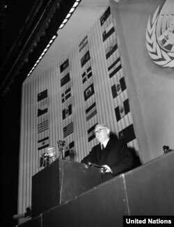 БУУнун Башкы ассамблеясынын Парижде өткөн үчүнчү жыйынында СССРдин өкүлү Андрей Вышинский (СССРдин 1935-1939-жылдардагы прокурору) Адам укуктарынын жалпы декларациясынын кабыл алуу үчүн сунуш кылынган долбоору "абдан эле так эместигин", бир катар алымча-кошумча зарылдыгын айтып чыккан. 9-декабрь, 1948-жыл.