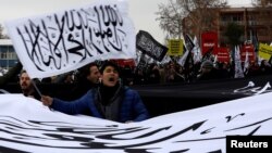 Алеппонун тургундарына тилектештик билдирген демонстрация. Анкара, 16-декабрь.