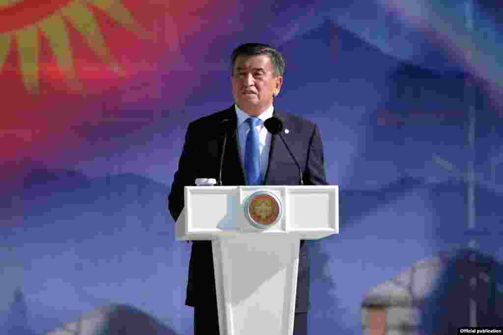 Президент Сооронбай Жээнбеков эгемендик майрамына карата Бишкекте онлайн форматта өтүп жаткан иш-чарада кыргызстандыктарды куттуктады. &laquo;Биздин саламаттык сактоо системабыз менен экономикалык дараметибиз гана эмес, элибиздин ынтымагы да чоң сыноодон өттү. Саламаттык үчүн болгон кармашта элибиз өзүнүн сабырдуулугун жана кайрымдуулугун көрсөттү. Биздин элде &laquo;алам&raquo; дегенден &laquo;жардам берейин&raquo; дегендер көп экенин көрдүк. Дээрлик бардыгыбыз жардамга муктаждарга колубузду сундук&raquo;, - деди ал.