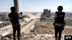 سربازان اسرائیلی در بخشی از شهر ویران شده یی غزه در فلسطین 
