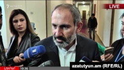 Никол Пашинян журналисттерге маалымат берүүдө. 30-апрель, 2018-жыл. 