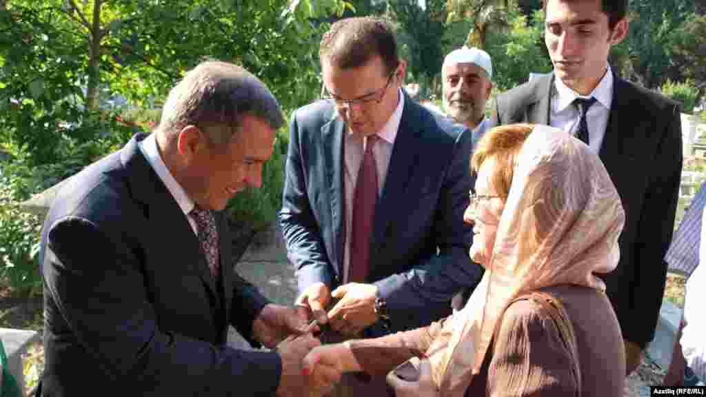 Гаяз Исхакый вакыфы җитәкчесе, доктор Түләй Дуран Миңнехановка бүләк бирә